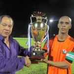 El Presidente de la Liga, Carlos Williams entrega el trofeo al capitán Enrique Renau del Progreseño