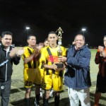 Antonio Hernandez  Capitán del Real España recibe el trofeo de Campeón de manos del presidente de la Liga, Carlos Williams