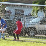 Iván "Piraña" Domíngez anota el segundo gol para Broncos contra el Vida