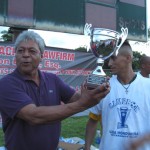 Alberto Guevara (Izq) entregandole en trofeo al capitán del Real España Antonio Hernández